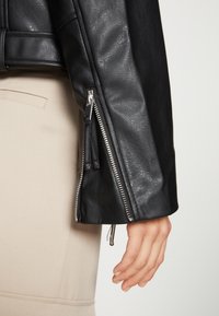 Gina Tricot Jacka i konstläder - black