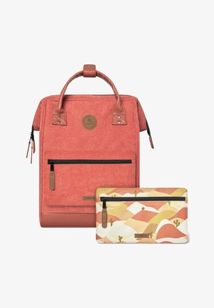 Korallenfarbene Cordura-Rucksack mit braunen Lederakzenten, einer vorderen Reißverschlusstasche und einem abnehmbaren, gemusterten Täschchen mit Bergen und Kakteen.