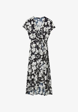 Robe portefeuille florale noire et blanche avec de courtes manches volantées et une taille élastique, présentant un décolleté en V et un ourlet asymétrique.