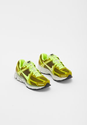 ZOOM VOMERO 5 - Sneakers basse - olive flak/volt/moss/light lemon twist