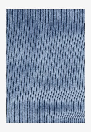 Blauwe corduroy stof met verticale, geribbelde textuur en een zachte, pluche oppervlakte. De textuur is glad met fijne, gelijkmatig verdeelde ribbels.