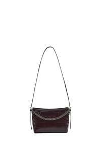 Bordová faux krokodílová koženka kabelka s elegantným tvarom, strieborným reťazovým akcentom a jedným nastaviteľným ramenným popruhom. Hladký povrch.