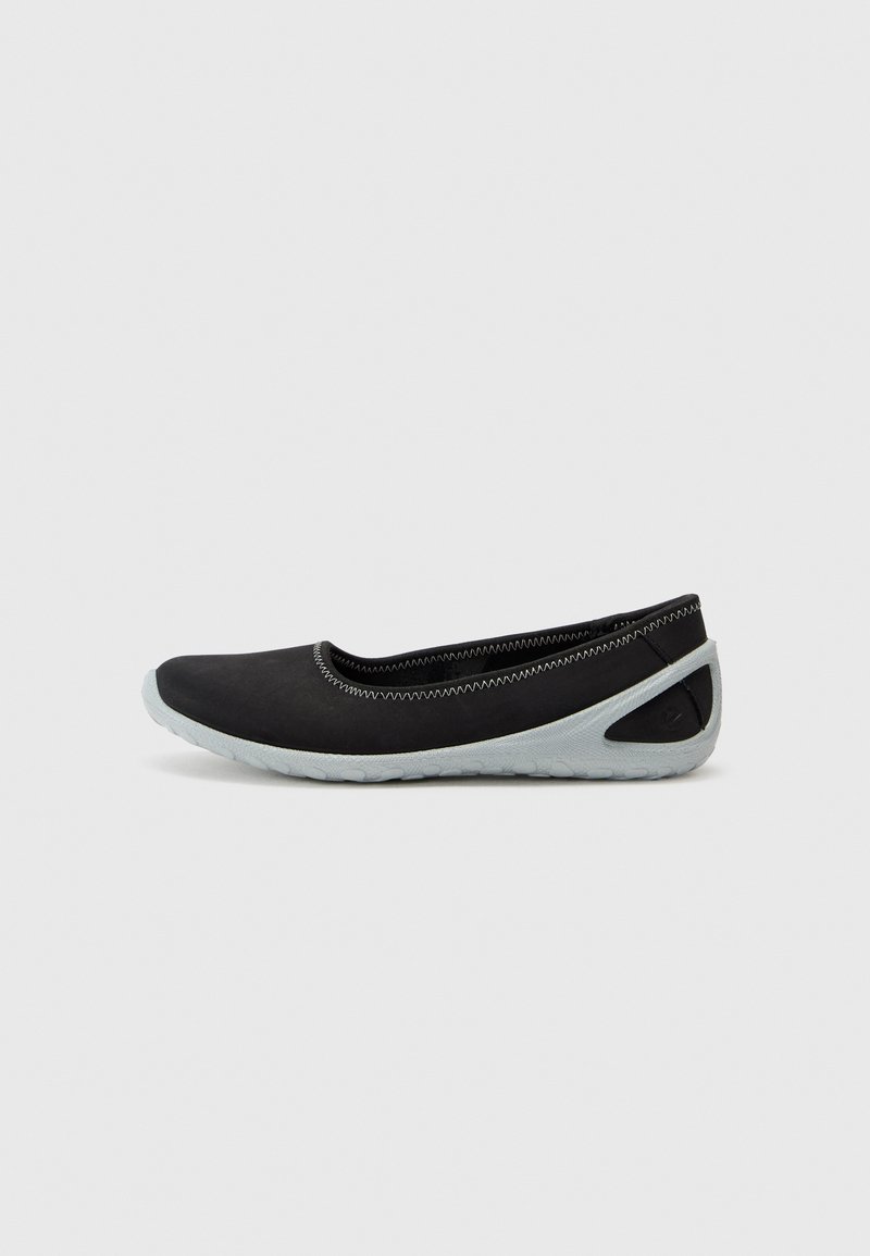 Scarpa piatta nera con punta arrotondata, apertura elastica, suola in gomma grigia e cuciture a contrasto lungo il bordo superiore. Design minimalista.