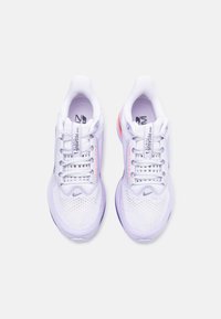 Τα αθλητικά παπούτσια Nike Pegasus διαθέτουν κυρίως λευκή επάνω με πλέγμα, με λιλά λεπτομέρειες, ενισχυμένη σόλα και υφασμάτινα κορδόνια με υφή. Παρουσία λεπτομέρειας λογότυπου.