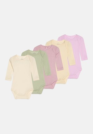Cinco bodies de bebé de manga longa em tecido ribana suave; as cores incluem amarelo pálido, verde, lilás, rosa e creme. Fecho de pressão na parte inferior.