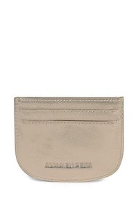 Tarjetero de cuero metalizado dorado con bordes redondeados, cuatro ranuras para tarjetas, logotipo de la marca en relieve y una textura suave.