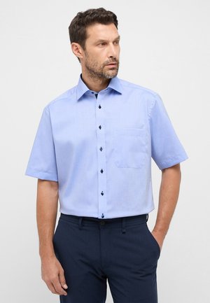 Hellblaues Kurzarmhemd mit einem Button-Down-Kragen, Fronttasche und dunkelblauen Knöpfen. Aus glattem Stoff, taillierte Passform.