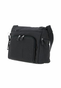 Borsa a tracolla nera con tessuto texturizzato, numerosi scomparti con zip, tracolla regolabile e bordi arrotondati per maggiore comodità.