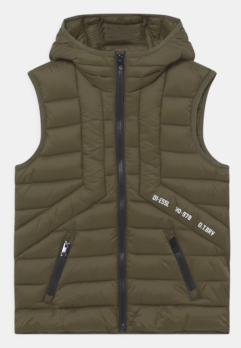 Veste sans manches matelassée vert olive avec capuche, dotée d'une fermeture à glissière frontale, de deux poches latérales zippées et de détails imprimés blancs sur le côté.