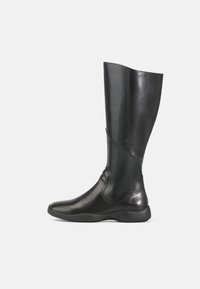 Bota preta de couro até ao joelho com um acabamento suave, bico arredondado e sola macia. Apresenta uma silhueta moderna e detalhes de costura mínimos.