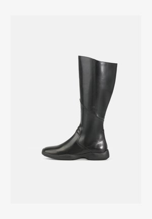 Bota preta de couro até ao joelho com um acabamento suave, bico arredondado e sola macia. Apresenta uma silhueta moderna e detalhes de costura mínimos.