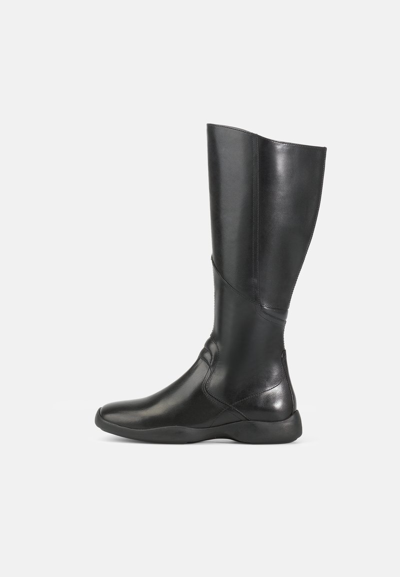 Bota preta de couro até ao joelho com um acabamento suave, bico arredondado e sola macia. Apresenta uma silhueta moderna e detalhes de costura mínimos.