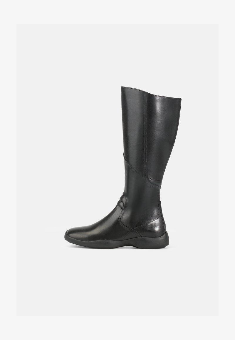 Μαύρη δερμάτινη μπότα μέχρι το γόνατο με λεία επιφάνεια, στρογγυλή μύτη και μαλακή σόλα. Διαθέτει σύγχρονη σιλουέτα και ελάχιστα διακοσμητικά ραφές.