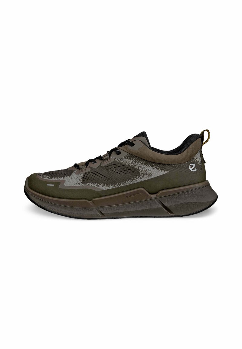 Dunkelgrüner Sportschuh mit strukturiertem Obermaterial, kontrastierenden grauen Akzenten, verstärkter Zehenpartie und Gummisohle, ausgestattet mit einer Schlaufe an der Ferse.