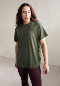 Nike Performance ONE RELAXED TOP - T-skjorte til trening - cargo khaki/black