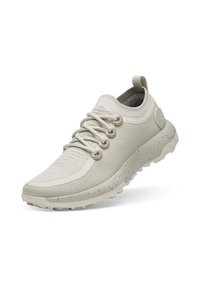 Hellgraue Sneaker mit einem strukturierten Mesh-Obermaterial, elastischen Schnürsenkeln und einer gepolsterten Sohle mit gesprenkelten Akzenten. Das Design umfasst eine Zuglasche.