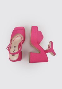 Sandalias de tacón alto rosas con diseño de punta cuadrada, tela texturizada, correa en el tobillo y tacones bloques gruesos y esculpidos.