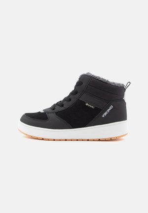 Schwarzer Mid-Top-Winterstiefel mit grauem Fleece-Futter, weißer Sohle, Gummiaußensohle, Schnürsenkeln, Gore-Tex-Tag und Viking-Logo an der Seite.