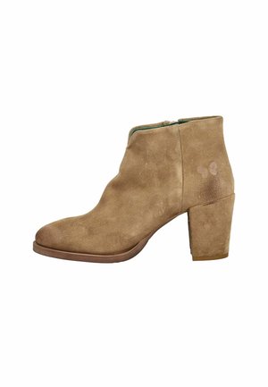 Stivaletto in camoscio marrone con tacco a blocco e zip laterale, design semplice con leggera scoloritura vicino al tallone.