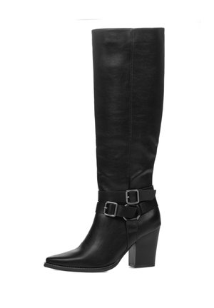 Botas altas de cuero negro con punta puntiaguda, que cuentan con dos correas ajustables con hebillas de metal y un tacón alto grueso y cuadrado.