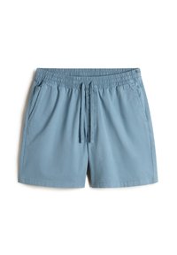 Shorts décontractés pour hommes de couleur bleu clair, avec taille élastique, cordon de serrage ajustable et poches latérales, disposés à plat sur fond blanc.