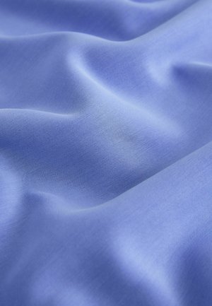 Světlomodrá tkanina s hladkou texturou, zobrazující jemné záhyby a sklady. Materiál působí měkce a lehce.