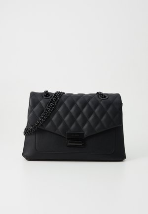 Zwarte gequiltte faux leren handtas met een kettinghengsel, glanzend zwart beslag en een klep sluiting met een rechthoekige accent.