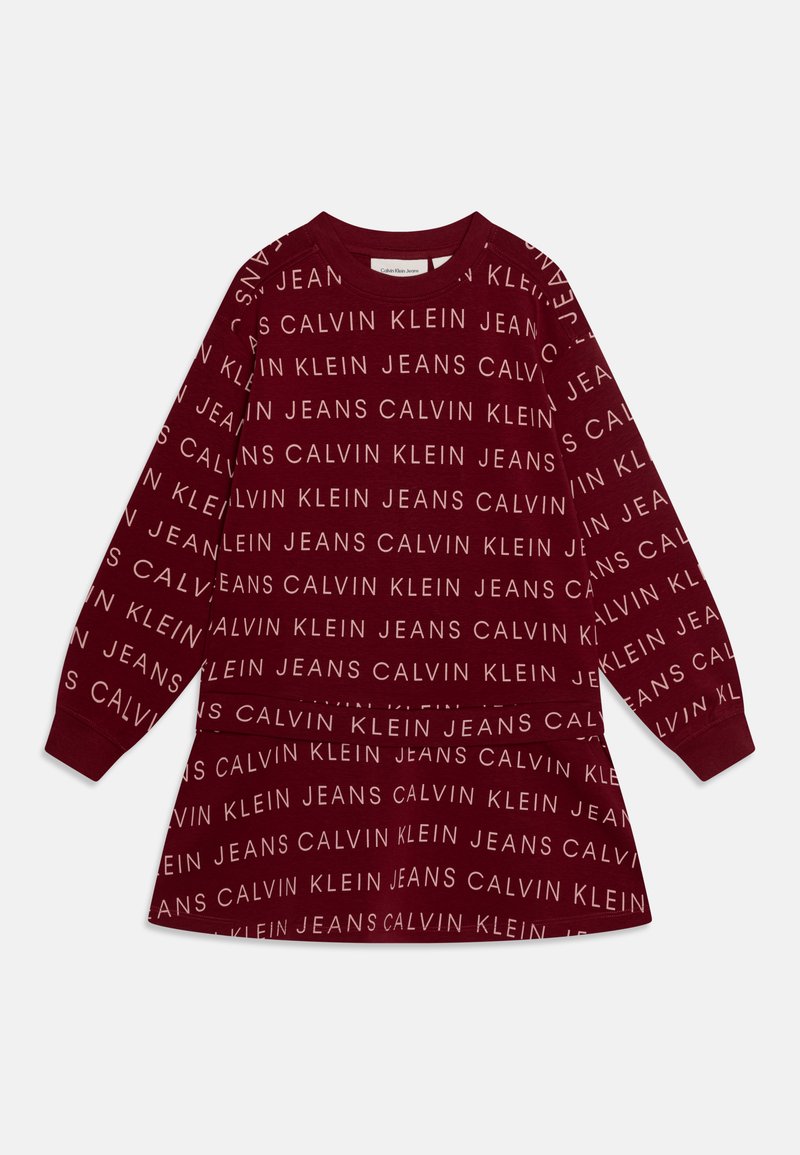 Vestido de sweatshirt cor burgundy com mangas longas, apresentando o texto repetido em branco "CALVIN KLEIN JEANS" numa fonte moderna. Textura de tecido suave.