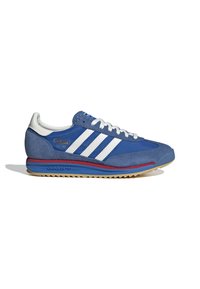 Niebiesko-białe buty sportowe Adidas SL 72 z nakładkami z zamszu, trzema białymi paskami, czerwoną i niebieską środkową podeszwą oraz gumową podeszwą zewnętrzną.