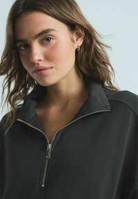 Next HALF ZIP - Pusa - black