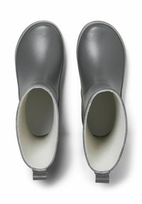 Bottes en caoutchouc grises à la cheville avec un extérieur lisse, une doublure intérieure gris clair contrastante et des passants au talon pour un enfilage facile.