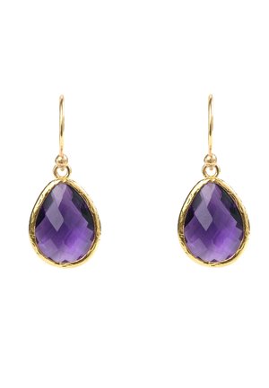 Pendientes de gancho de oro con gemas facetadas en forma de lágrima de color púrpura intenso en monturas de oro.