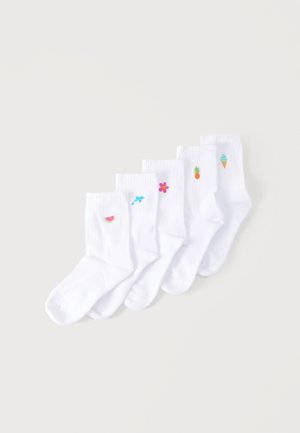 Cinq paires de chaussettes blanches montantes avec de petits motifs brodés colorés : pastèque, dauphin, fleur rose, ananas et cornet de glace.