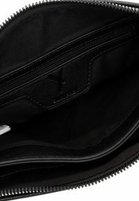 Interno di un portafoglio in pelle nera con un comparto con zipper, foderato in tessuto e un dettaglio in pelle testurizzata con un logo.
