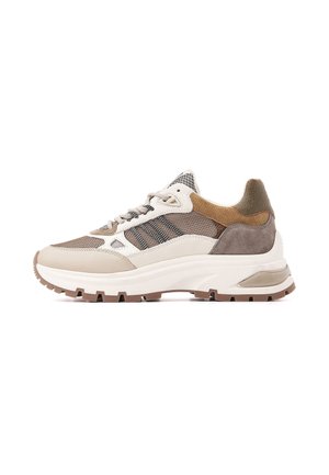 Beżowo-brązowy sneaker sznurowany z teksturowaną tkaniną i zamszowymi detalami, grubą białą podeszwą i karbowaną brązową podeszwą zewnętrzną, widok z boku.