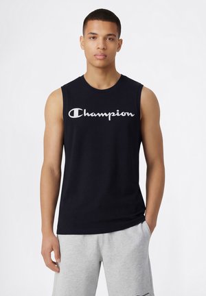 Camiseta negra sin mangas de algodón con el logotipo blanco de "Champion" en el pecho. Textura suave, cuello redondo estándar.