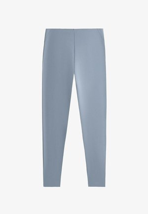 Svetlo modre prilagojene legice z gladko teksturo, visokim pasom in brez vidnih žepov ali vzorcev na belem ozadju.