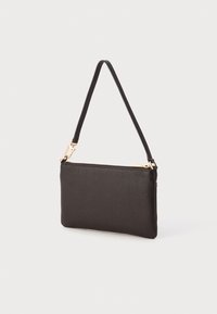 Clutch de cuero negro con textura de grano, cierre con cremallera y correa desmontable con acentos de metal.