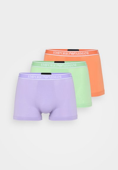 Três pares de boxers Emporio Armani em lavanda, verde menta e laranja, com cinturas elásticas estampadas e tecido suave.