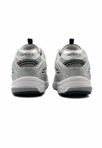 Zilveren sport sneakers met mesh en synthetische overlay, voorzien van een ronde neus, gepolsterde kraag en zwarte rubberen zool. "DUTCH'D" branding op de hak.