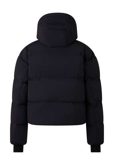 Zwarte donzen jas met capuchon, met een vierkante pasvorm, gestikte textuur en geribbelde manchetten. De achterkant is glad zonder versieringen.