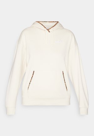Hoodie couleur crème avec une poche kangourou. Présente des accents en imprimé léopard le long des bords de la poche et une capuche avec cordon.