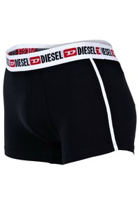 Schwarze Boxershorts mit weißem Saum und einem rot-weißen Markenbund. Der Stoff wirkt glatt und dehnbar und ist für Komfort ausgelegt.