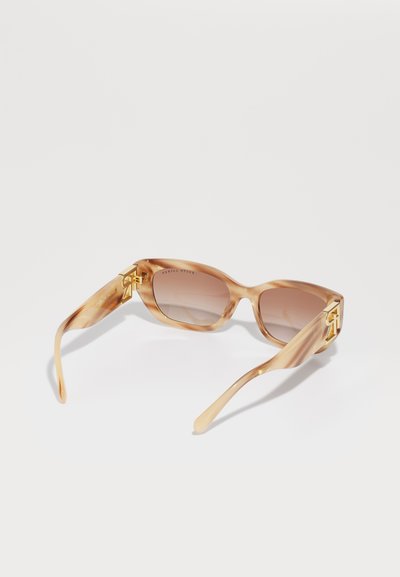 Brune gradient solbriller med transparente skilpaddeinnramming og gullhardwaredetaljer på brillestengene. Jevn tekstur, rektangulær form.