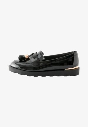 Schwarze Lackleder-Loafer mit Plattformsohle, die eine dekorative Quaste und eine metallische Akzentuierung an der Ferse aufweisen.