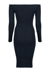 Off-the-shoulder, langermet kjole i mørk marineblå ribbestrikket stoff. Fitted silhuett med knelengde og glatt tekstur.