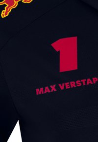 Granatowa koszulka wyścigowa z dużą różową cyfrą "1" oraz imieniem "MAX VERSTAPPEN" w pogrubionym białym tekście. Wykonana z teksturowanej, oddychającej tkaniny.