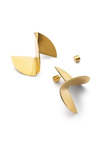 Soportes decorativos de pared de color dorado con formas curvas y asimétricas. Presentan un acabado brillante y un pequeño accesorio de montaje redondo.