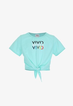 Lichtblauw cropped t-shirt van zacht materiaal, met korte mouwen en een gestrikt knoopdetail aan de voorkant, voorzien van een meerkleurige logo-opdruk.