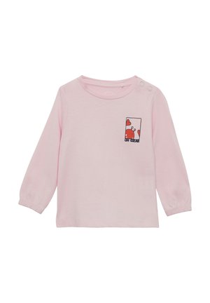 Roze langwerpig shirt met lange mouwen van zachte stof, met een klein zakje met een rode krabgraphic en hartdetails. Drukknoopsluiting op de schouder.